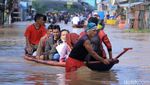 Aksi Neng Geulis Basah-Basahan Terobos Banjir