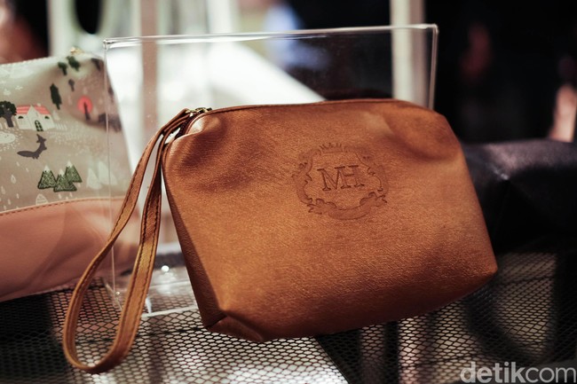 Di acara Indonesia International Wedding Festival (IIWF) 2019 yang digelar 5-7 April di Jakarta Convention Center, Jakarta Pusat, sejumlah vendor souvenir pernikahan menyajikan produk terbarunya. Salah satu souvenir yang paling banyak dicari adalah pouch atau clutch. Foto: Silmia Putri/Wolipop