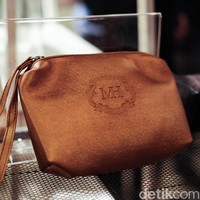Di acara Indonesia International Wedding Festival (IIWF) 2019 yang digelar 5-7 April di Jakarta Convention Center, Jakarta Pusat, sejumlah vendor souvenir pernikahan menyajikan produk terbarunya. Salah satu souvenir yang paling banyak dicari adalah pouch atau clutch. Foto: Silmia Putri/Wolipop