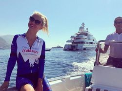 Gaya Mewah Bos Ponsel Berduit Rp 34 Triliun dan Pacar Cantiknya