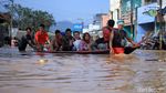 Aksi Neng Geulis Basah-Basahan Terobos Banjir