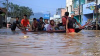 Anisa lebih memilih berjalan kaki dibandingkan naik delman atau perahu karena sama-sama basah.