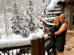 Gaya Mewah Bos Ponsel Berduit Rp 34 Triliun dan Pacar Cantiknya