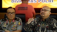 Polisi menyebut tersangka wanita berinisial RD, sehari-hari sebagai ibu rumah tangga. RD sedang menjalani pemeriksaan intensif di Polda Lampung.
