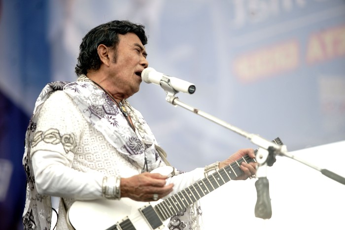 Raja Dangdut Rhoma Irama dan Soneta group beraksi meriahkan kampanye akbar di lapangan terbuka Poncol Sawangan  Depok , Jawa Barat, Kamis (28/3/2019) . Kampanye akbar Partai Amanat Nasional (PAN) yang bertema Doa dan Dendang Kemenangan tersebut mengajak simpatisan dan kader PAN untuk memenangkan pasangan Prabowo-Sandi pada 17 April mendatang.  ANTARA FOTO/ Kahfie Kamaru/foc.    *** Local Caption ***