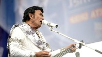 Penyanyi Rhoma Irama diketahui pernah menikah siri dengan artis Angel Lelga. Pada 2005, ia pernah ketahuan ke apartemen Angel dan mengaku memang menikah siri. Namun di tahun yang sama kabarnya mereka cerai. Saya dihadapkan pada pilihan yang berat. Tapi waktu itu saya menghibur diri, Allah akan memberi yang terbaik untuk saya setelah bercerai dari Bang Haji, ujar Angel beberapa tahun lalu. (Foto: ANTARA FOTO/ Kahfie)