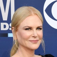 Ibu empat anak ini juga menyempurnakan gayanya dengan kalung berliontin hati dari Turner & Tatler. Tidak ketinggalan jam tangan Omega dan sepasang heels beraksen pita dari Alexandre Briman. (Foto: Getty Images)