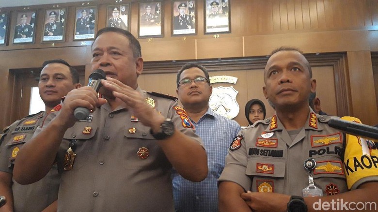 Polisi Sweeping Penonton Laga Persebaya Vs Arema FC yang Tak Bertiket Polisi Sweeping Penonton Laga Persebaya Vs Arema FC yang Tak Bertiket
