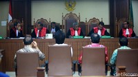 Keempat terdakwa itu juga dihukum tambahan yaitu membayar uang pengganti yang besarannya juga berbeda-beda. Untuk Arifin, hakim menghukumnya membayar uang pengganti sebesar Rp 530 juta, Mustofawiyah Rp 480 juta, Sopar sebesar Rp 277,5 juta, dan Analisman sebesar Rp 400 juta. Apabila uang pengganti itu tidak dibayar dalam kurun waktu tertentu maka hukuman Arifin dan Mustofawiyah ditambah 1 tahun penjara, sedangkan Sopar dan Analisman 6 bulan kurungan.