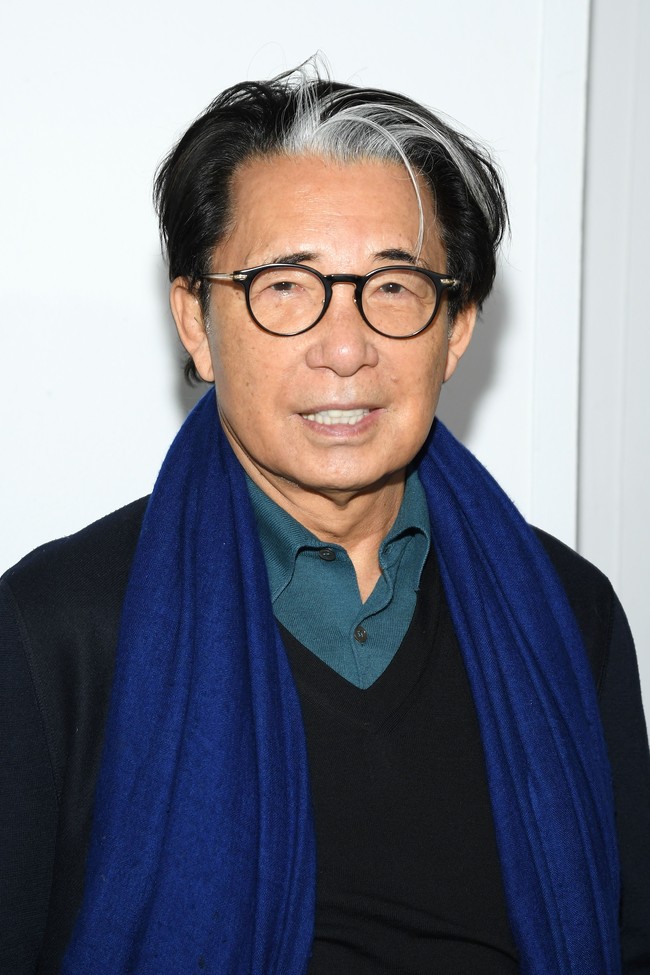 Sering busana atau parfum Kenzo? Ini adalah Kenzo Takada, pria keturunan Prancis-Jepang yang menjadi founder-nya. Kenzo pernah pensiun pada 1999 untuk mengejar karier di dunia seni. Namun di 2005, ia memutuskan untuk kembali setelah liburan dan beristirahat. Foto: Getty Images