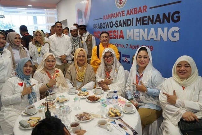 Pada kampanye akbar Prabowo-Sandi, Nur Asia memakai blouse berwarna putih dengan detail bordir dan payet cantik. Ia padukan blouse tersebut dengan hijab segi empat warna biru andalannya. Foto: Instagram @nurasiauno