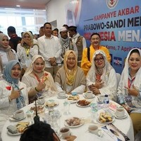 Pada kampanye akbar Prabowo-Sandi, Nur Asia memakai blouse berwarna putih dengan detail bordir dan payet cantik. Ia padukan blouse tersebut dengan hijab segi empat warna biru andalannya. Foto: Instagram @nurasiauno