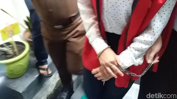 Tangan kiri Vanessa Angel diborgol