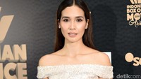 Pesona istri Vino G Bastian itupun begitu terasa dan membuat para pria terpana. Pool/Noel/detikFoto.