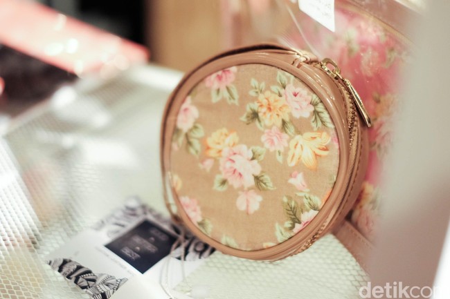 Salah satu vendor yang bisa membuat desain clutch secara khusus adalah Good Better Best. Vendor ini menyajikan berbagai jenis bahan seperti kulit sintentis hingga plastik. Foto: Silmia Putri/Wolipop