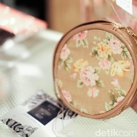 Salah satu vendor yang bisa membuat desain clutch secara khusus adalah Good Better Best. Vendor ini menyajikan berbagai jenis bahan seperti kulit sintentis hingga plastik. Foto: Silmia Putri/Wolipop