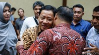 Keduanya tampak berpelukan di ruang sidang.