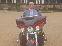 Gaya Mewah Bos Ponsel Berduit Rp 34 Triliun dan Pacar Cantiknya