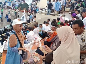 Sandiaga Dapat Uang Saweran Pendukung saat Kampanye di Magetan