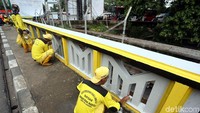 Jembatan dicat dengan perpaduan warna kuning, abu-abu, dan hitam.