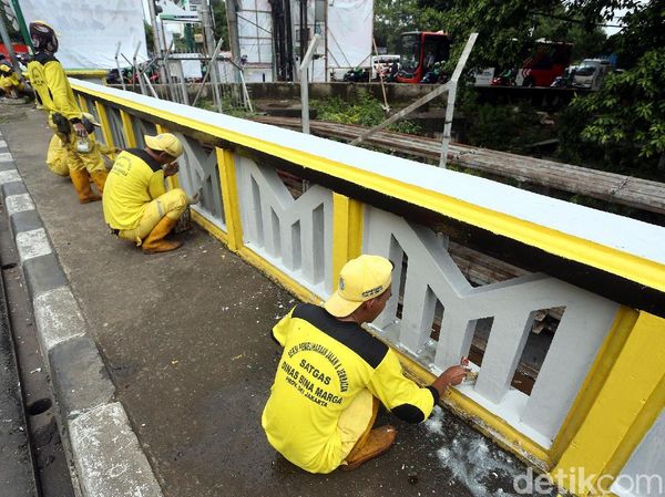 Biar Ciamik, Jembatan KH Mas Mansyur Dicat Tiga Warna