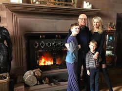 Gaya Mewah Bos Ponsel Berduit Rp 34 Triliun dan Pacar Cantiknya