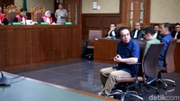 Keduanya diyakini jaksa merupakan perantara suap untuk Irwandi.