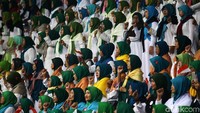 Saat ibu-ibu bernyanyi bersama Maaruf Amin.