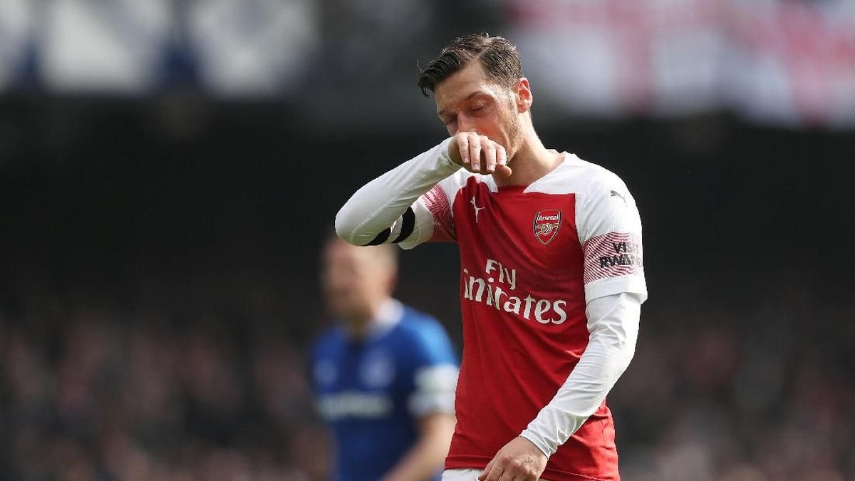 Mesut Oezil melempar jaket usai diganti. Sasarannya Unai Emery atau Marco Silva? ( Reuters/Lee Smith)