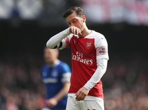 Oezil Lempar Jaket, Sasarannya Emery atau Marco Silva?