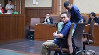 Sementara itu Hendri Yuzal dan Teuku Saiful Bahri juga duduk sebagai terdakwa. Hendri Yuzal divonis 4 tahun penjara dan denda Rp 200 juta subsider 3 bulan kurungan. Sedangkan Teuku Saiful Bahri divonis 5 tahun penjara dan denda Rp 300 juta subsider 3 bulan kurungan.