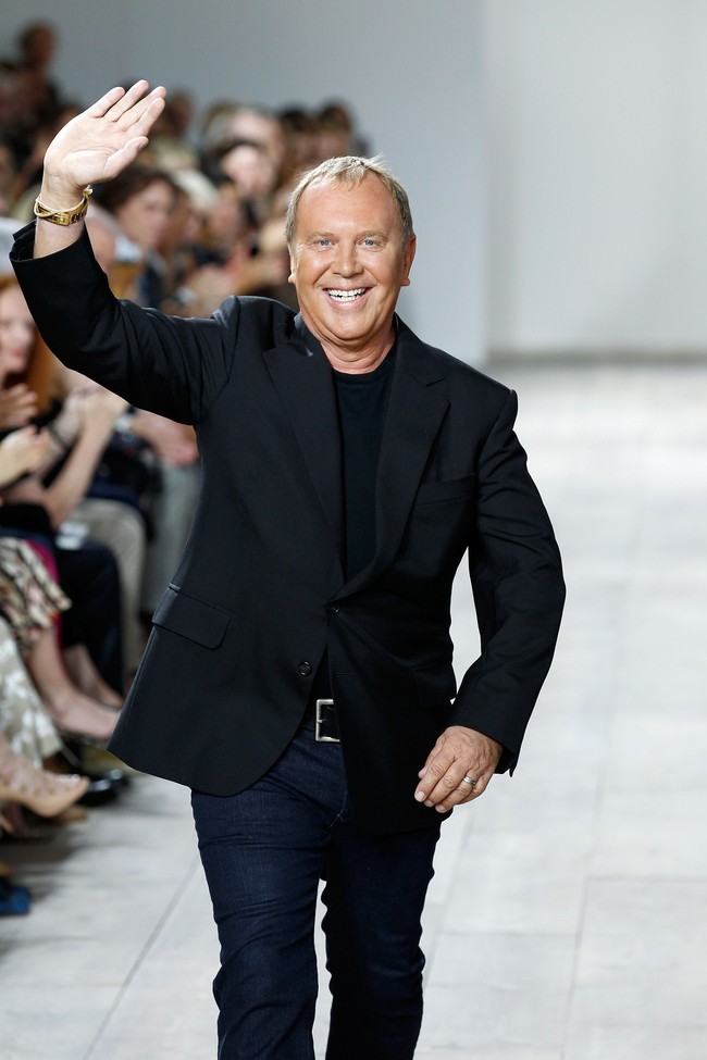 Tas keluaran brand Michael Kors menjadi salah satu favorit wanita. Michael Kors, sang pendiri, sendiri masih cukup eksis tampil di acara fashion dan hiburan. Desainer langganan ibu negara Amerika Serikat itu pernah tampil di serial Gossip Girl dan jadi juri Project Runway. Foto: Getty Images