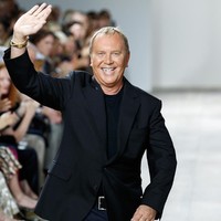 Tas keluaran brand Michael Kors menjadi salah satu favorit wanita. Michael Kors, sang pendiri, sendiri masih cukup eksis tampil di acara fashion dan hiburan. Desainer langganan ibu negara Amerika Serikat itu pernah tampil di serial Gossip Girl dan jadi juri Project Runway. Foto: Getty Images