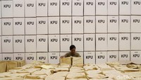 Petugas tampak menyiapkan sejumlah logistik Pemilu 2019 di Kecamatan Pademangan, Jakarta Utara, Senin (8/4/2019).