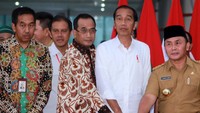 Presiden Joko Widodo didampingi Menteri Perhubungan Budi Karya Sumadi (ketiga kiri), Dirut Angkasa Pura II Muhammad Awaluddin (kiri) dan Gubernur Kalimantan Tengah Sugianto Sabran (kanan) meresmikan Terminal Baru Bandara Tjilik Riwut di Palangkaraya, Kalimantan Tengah, Senin (8/4/2019). Pool/AP II.