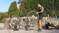Dia dari Skotlandia ke Inggris, naik feri ke Belanda, lanjut ke Belgia, Prancis, Swiss dan Italia. Dari Laut Adriatik, ia naik feri ke Kroasia dan ke Bosnia. (1bike1world/Instagram)
