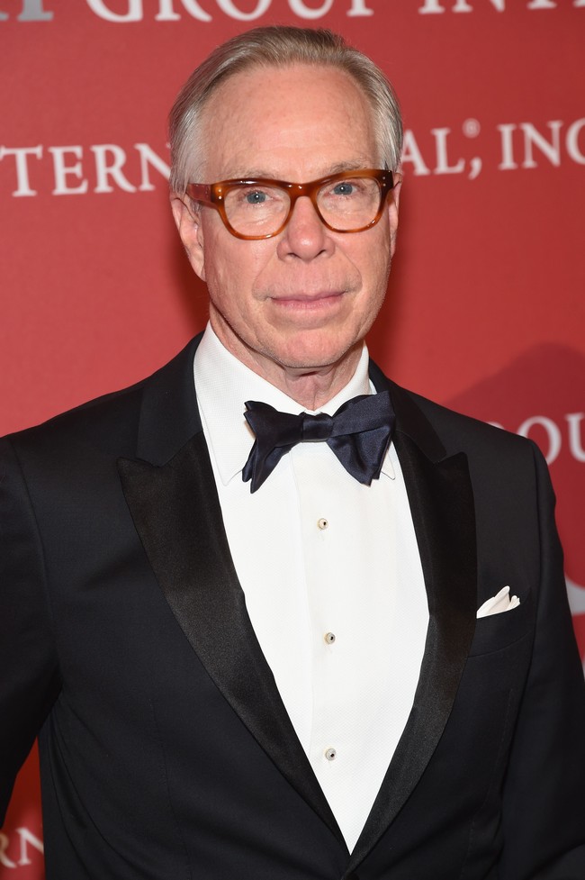 Tommy Hilfiger juga cukup dikenal dalam fashion. Namun tahukah Anda penampilan wajah Tommy? Pendiri brand tersebut sudah memulai bisnis busana sejak usia 20 tahun meski bangkrut lima tahun setelahnya. Namun pengalaman itu tentu tidak seberapa dengan kesuksesannya hingga sekarang. Foto: Getty Images