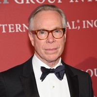 Tommy Hilfiger juga cukup dikenal dalam fashion. Namun tahukah Anda penampilan wajah Tommy? Pendiri brand tersebut sudah memulai bisnis busana sejak usia 20 tahun meski bangkrut lima tahun setelahnya. Namun pengalaman itu tentu tidak seberapa dengan kesuksesannya hingga sekarang. Foto: Getty Images