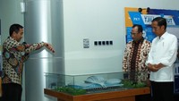 Jokowi melihat maket terminal baru Bandar Udara Tjilik Riwut, Palangkaraya, Kalimantan Tengah. Pool/AP II.