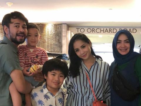 Bahagianya Rieta Amalia Dapat Kejutan Ultah dari Anak & Cucu