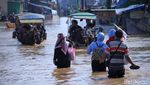 Aksi Neng Geulis Basah-Basahan Terobos Banjir