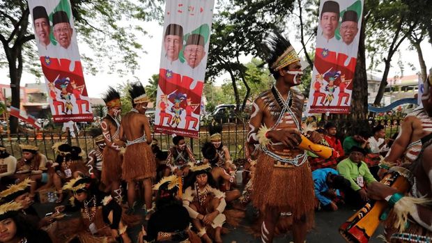 Performers dressed in traditional Indonesian costume prepare as they take part at a carnival during a campaign rally of Indonesia's presidential candidate Joko Widodo in Tangerang, Banten province, Indonesia, April 7, 2019. REUTERS/Willy Kurniawan