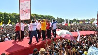 Jokowi melakukan simulasi pencoblosan Pilpres di depan pendukungnya. Pool/TKN Jokowi-Maruf.