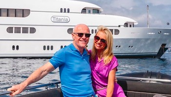 John termasuk salah satu orang terkaya di negara kerajaan itu, dengan harta terkini menurut Forbes di kisaran USD 2,4 miliar atau di kisaran Rp 34 triliun. Ini bersama sang pacar yang glamor di depan kapal pesiar miliknya. Foto: Instagram