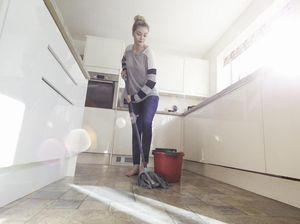 5 Bahan yang Ada Dapur Ini Bisa Bikin Lantai Kinclong, Cobain Deh!