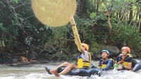 Dengan menggunakan ban dalam, wisatawan dibagi tiga orang per tim. Mereka juga diminta untuk mengumpulkan bendara yang sudah dipasang di beberapa titik. (Uje Hartono/detikcom)