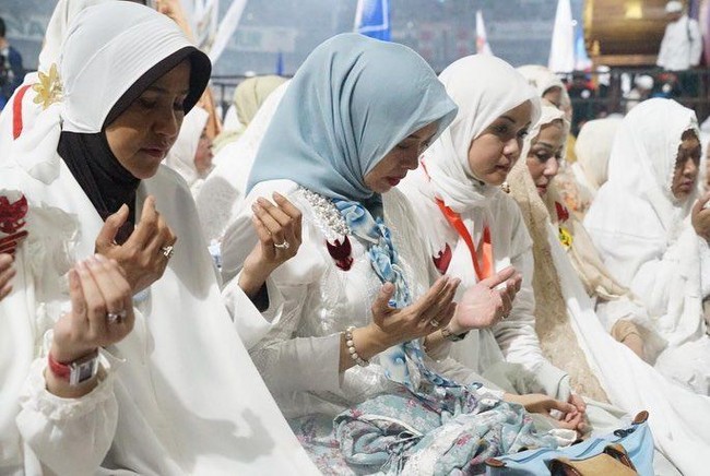 Istri Sandiaga Uno, Nur Asia Uno turut hadir mengenakan busana bernuansa putih. Bedanya, ia kembali menyuntikkan warna biru pada busana yang ia pakai. Foto: Instagram @nurasiauno