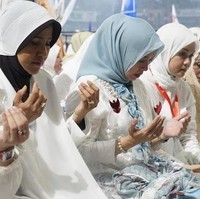 Istri Sandiaga Uno, Nur Asia Uno turut hadir mengenakan busana bernuansa putih. Bedanya, ia kembali menyuntikkan warna biru pada busana yang ia pakai. Foto: Instagram @nurasiauno