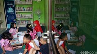 Selain berisi arena bermain dan taman lalu lintas, RPTRA Kebon Pala Berseri juga dilengkapi ruang perpustakaan mini yang berisi beragam buku bacaan menarik untuk anak-anak. Perpustakaan ini juga tak pernah sepi pengunjung lho.