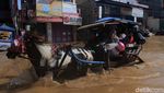 Aksi Neng Geulis Basah-Basahan Terobos Banjir